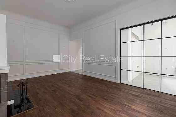 Здание во дворе, закрытый двор, гараж на одну машину, вход с улицы, стоянка Rīga