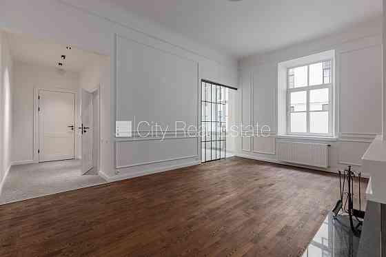 Здание во дворе, закрытый двор, гараж на одну машину, вход с улицы, стоянка Rīga