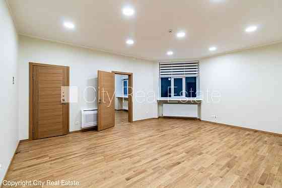 Фасадный дом, реновированный дом, благоустроенный озеленённый двор, закрытый Rīga