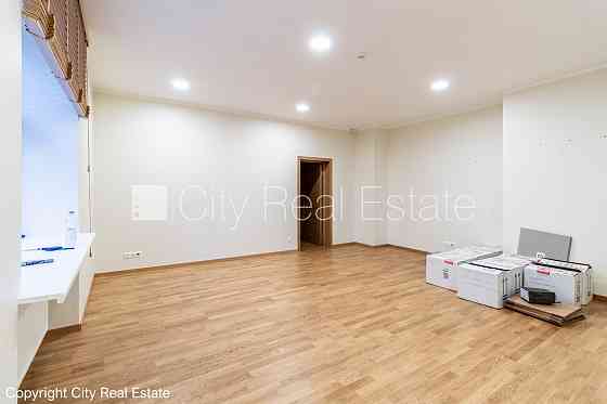 Фасадный дом, реновированный дом, благоустроенный озеленённый двор, закрытый Rīga