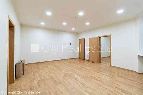 Фасадный дом, реновированный дом, благоустроенный озеленённый двор, закрытый Rīga