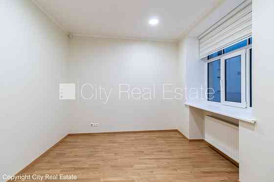 Фасадный дом, реновированный дом, благоустроенный озеленённый двор, закрытый Rīga