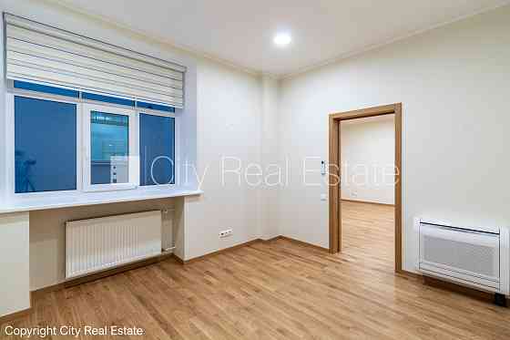 Фасадный дом, реновированный дом, благоустроенный озеленённый двор, закрытый Rīga