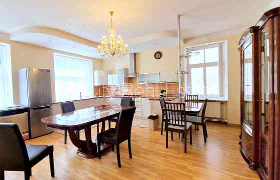 Земля в собственности, фасадный дом, реновированный дом, кирпичные стены, фасад с Rīga