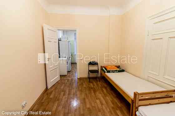 Фасадный дом, благоустроенная озеленённая территория, въездные ворота оснащены Rīga