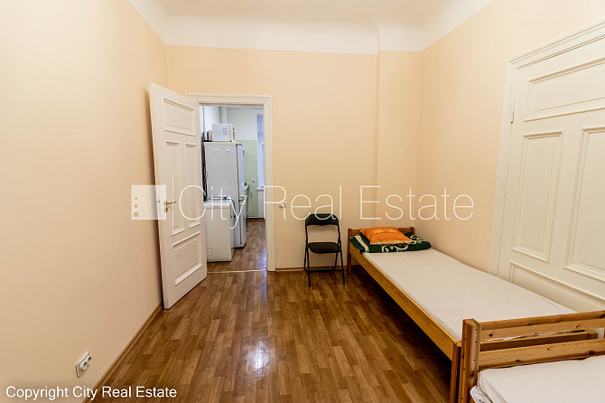 Fasādes māja, labiekārtota apzaļumota teritorija, teritorijas iebrauktuves vārti aprīkoti ar Rīga - foto 6