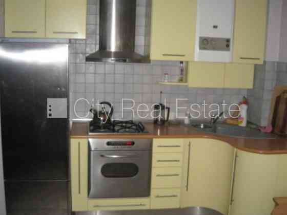 Окна выходят на улицу, широкий вид из окна, в доме новая електроинсталяция, в доме Rīga