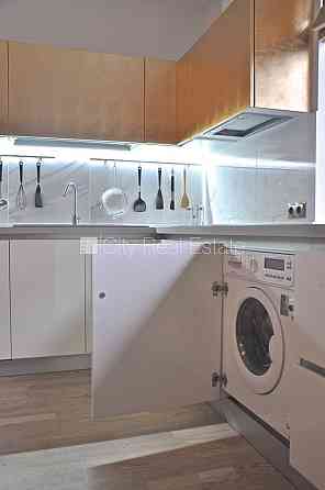 Территория обнесена забором, место для машины, терасса, изолированные комнаты 2 Юрмала