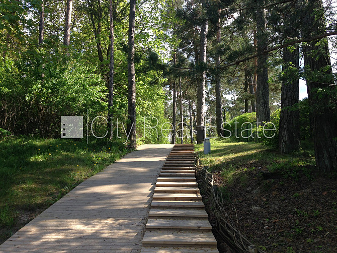 Территория обнесена забором, место для машины, терасса, изолированные комнаты 2 Юрмала - изображение 12