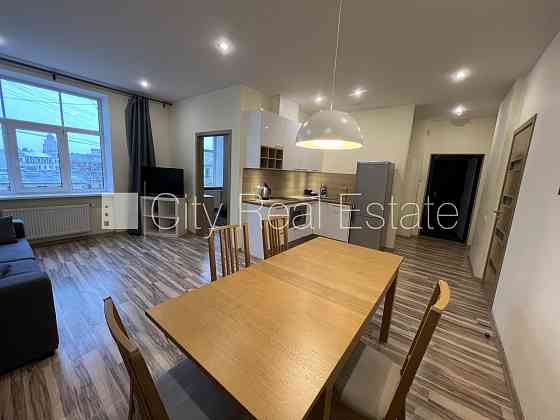 Фасадный дом, реновированный дом, благоустроенная озеленённая территория, Рига