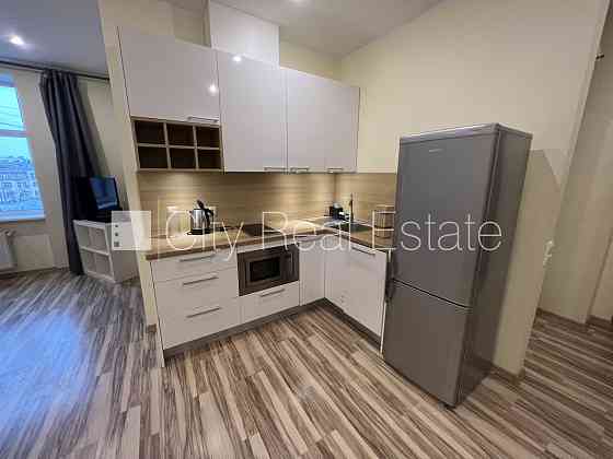 Фасадный дом, реновированный дом, благоустроенная озеленённая территория, Рига