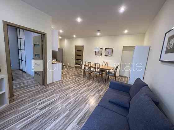 Фасадный дом, реновированный дом, благоустроенная озеленённая территория, Рига