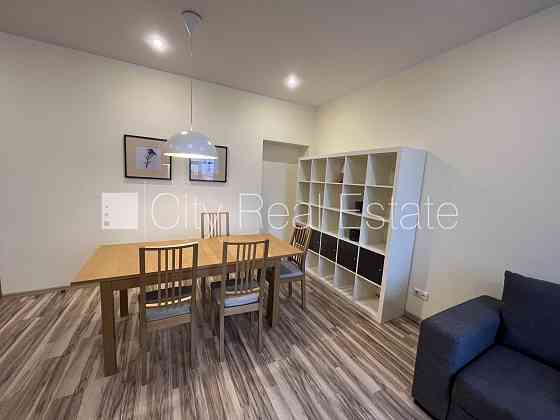 Фасадный дом, реновированный дом, благоустроенная озеленённая территория, Рига