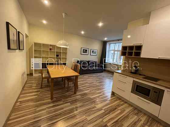 Фасадный дом, реновированный дом, благоустроенная озеленённая территория, Рига