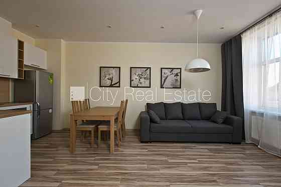 Фасадный дом, реновированный дом, закрытый двор, лестничная клетка после Рига