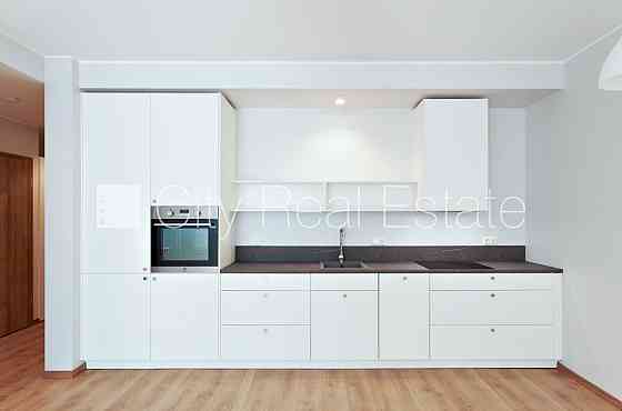 Новостройка, благоустроенный озеленённый двор, гараж на одну машину, лифт, Рига