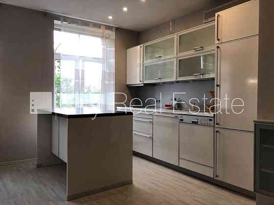 Фасадный дом, место для машины, лестничная клетка после косметического ремонта, Рига