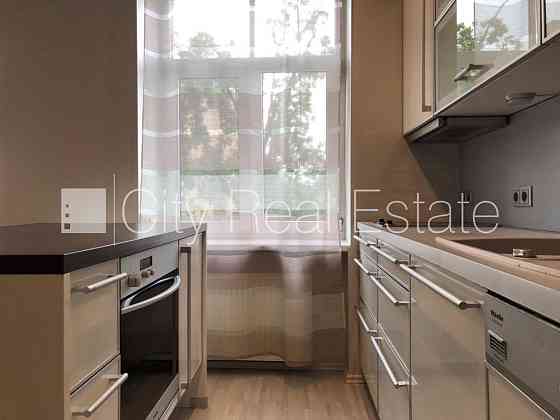 Фасадный дом, место для машины, лестничная клетка после косметического ремонта, Рига