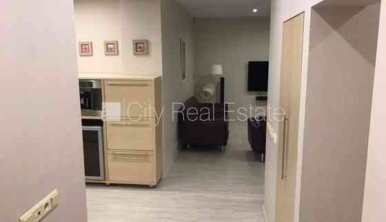 Фасадный дом, место для машины, лестничная клетка после косметического ремонта, Рига