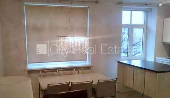 Фасадный дом, место для машины, лестничная клетка после косметического ремонта, Рига