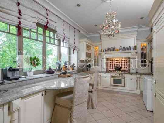 Земля в собственности, фасадный дом, реновированный дом, кирпичные стены, фасад с Рига