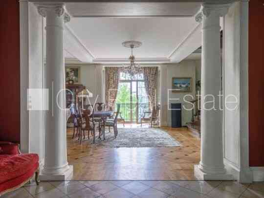 Земля в собственности, фасадный дом, реновированный дом, кирпичные стены, фасад с Рига