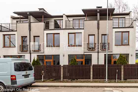 Земля в собственности, рядный дом, новостройка, количество квартир в здании 4 шт., Рига