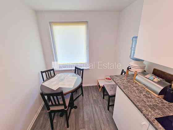 Земля в собственности, фасадный дом, вход с улицы, лифт, лоджия, окна выходят во Рига