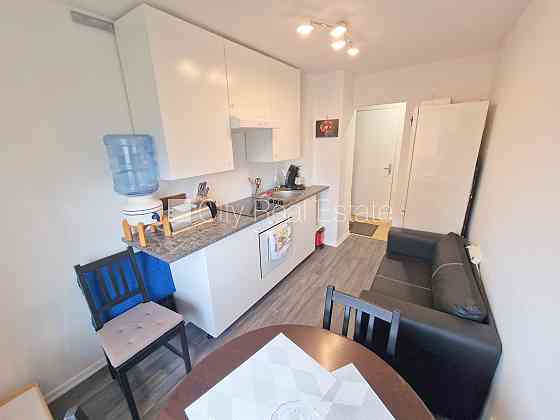 Земля в собственности, фасадный дом, вход с улицы, лифт, лоджия, окна выходят во Рига