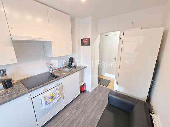 Земля в собственности, фасадный дом, вход с улицы, лифт, лоджия, окна выходят во Рига