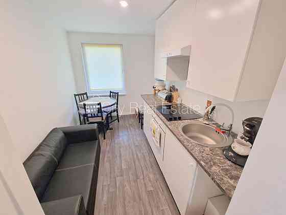 Земля в собственности, фасадный дом, вход с улицы, лифт, лоджия, окна выходят во Рига