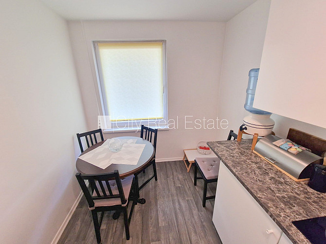 Земля в собственности, фасадный дом, вход с улицы, лифт, лоджия, окна выходят во Рига - изображение 5