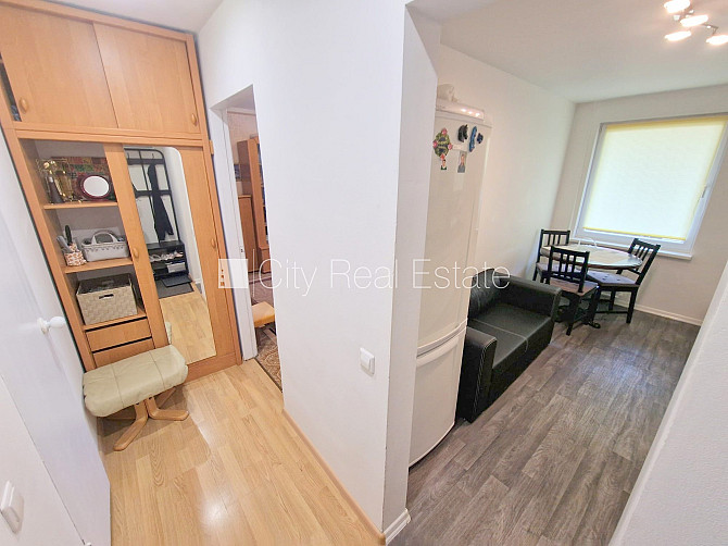 Земля в собственности, фасадный дом, вход с улицы, лифт, лоджия, окна выходят во Рига - изображение 7