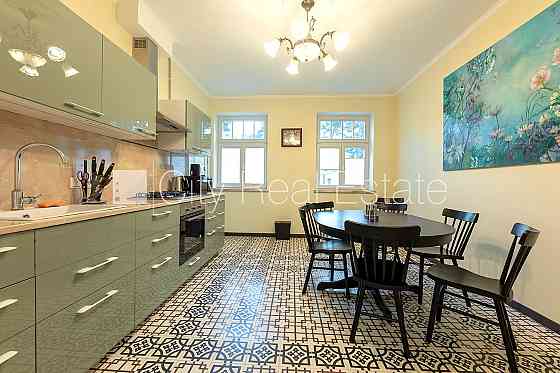 Частный дом, благоустроенный озеленённый двор, территория обнесена забором, Юрмала