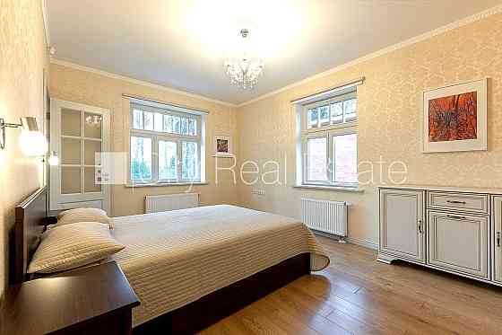 Частный дом, благоустроенный озеленённый двор, территория обнесена забором, Юрмала