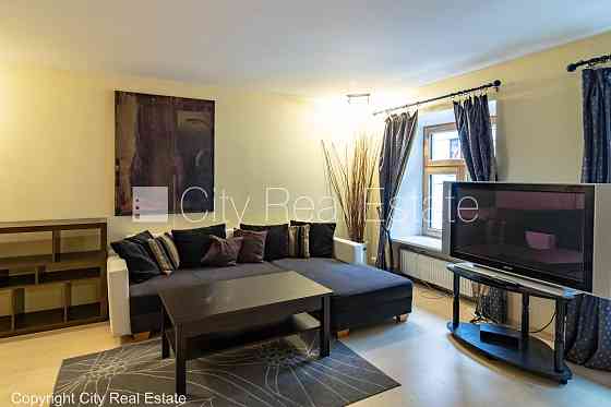 Фасадный дом, реновированный дом, вход с улицы, лестничная клетка после Рига