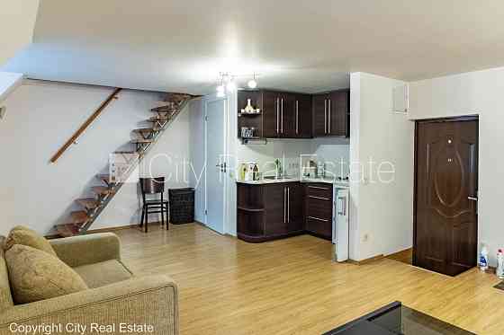 Фасадный дом, реставрированный дом, вход с улицы, мансарда, окна выходят в обе Рига