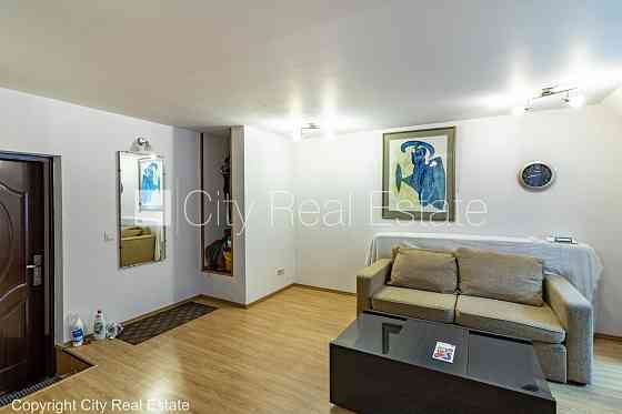 Фасадный дом, реставрированный дом, вход с улицы, мансарда, окна выходят в обе Рига