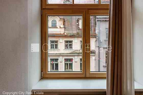 Фасадный дом, реставрированный дом, вход с улицы, мансарда, окна выходят в обе Рига