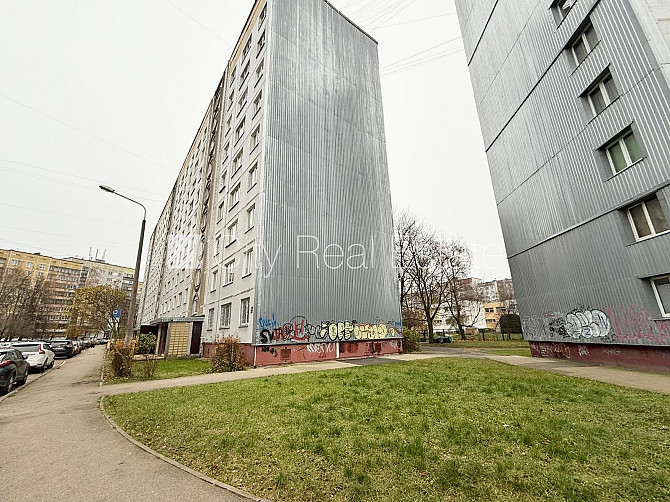 Pagalma ēka, labiekārtota apzaļumota teritorija, vieta vairākām automašīnām, teritorijas Rīga - foto 15