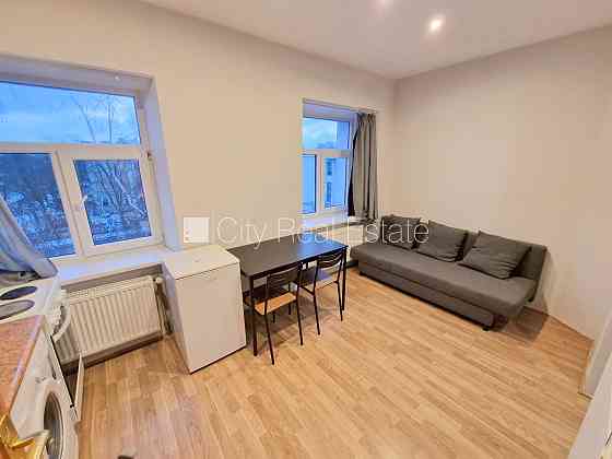 Фасадный дом, реновированный дом, закрытый двор, вход с улицы, лестничная клетка Рига