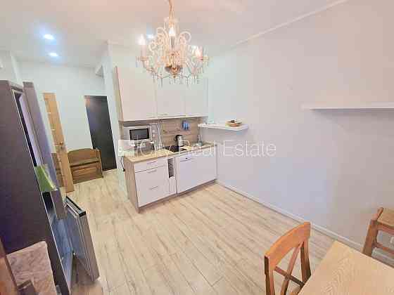 Здание во дворе, реновированный дом, благоустроенный озеленённый двор, место для Рига