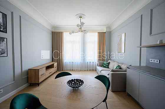 Реновированный дом, лифт, лестничная клетка после капитального ремонта, окна Рига