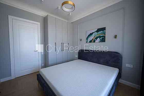 Реновированный дом, лифт, лестничная клетка после капитального ремонта, окна Рига