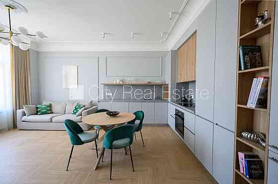 Реновированный дом, лифт, лестничная клетка после капитального ремонта, окна Рига