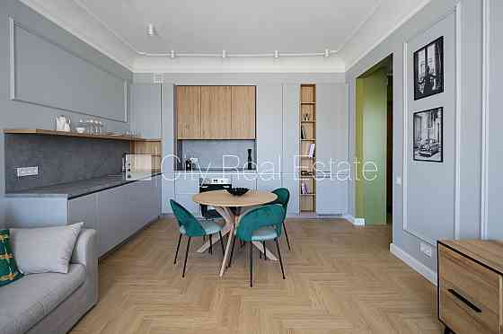 Реновированный дом, лифт, лестничная клетка после капитального ремонта, окна Рига