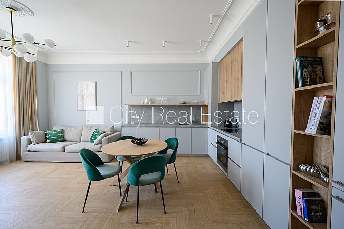 Реновированный дом, лифт, лестничная клетка после капитального ремонта, окна Рига - изображение 1