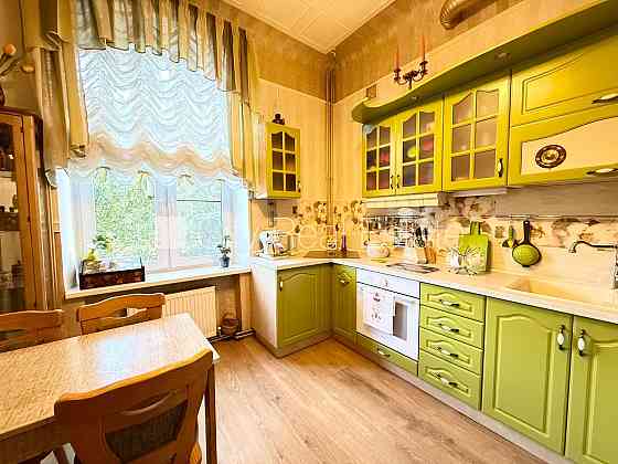 Фасадный дом, благоустроенная озеленённая территория, закрытый двор, закрытая Рига