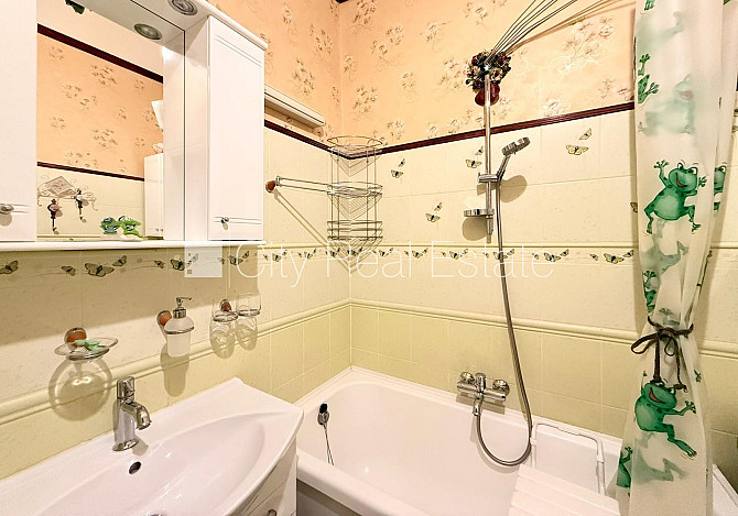 Фасадный дом, благоустроенная озеленённая территория, закрытый двор, закрытая Рига - изображение 9