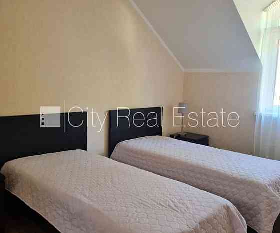 Реновированный дом, благоустроенная озеленённая территория, территория Юрмала